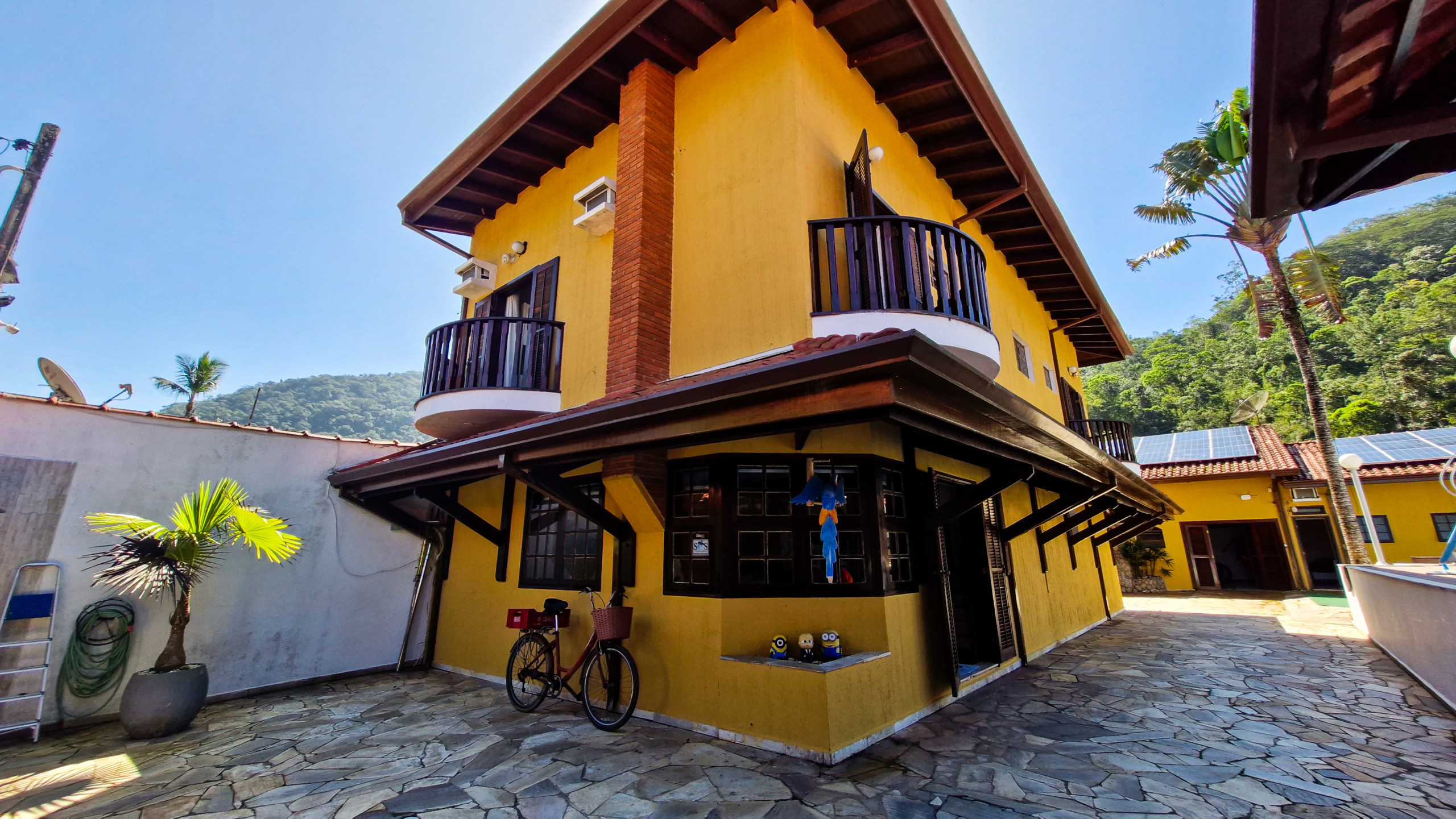 Casa a venda com 8 quartos | 415m² | Praia da Enseada