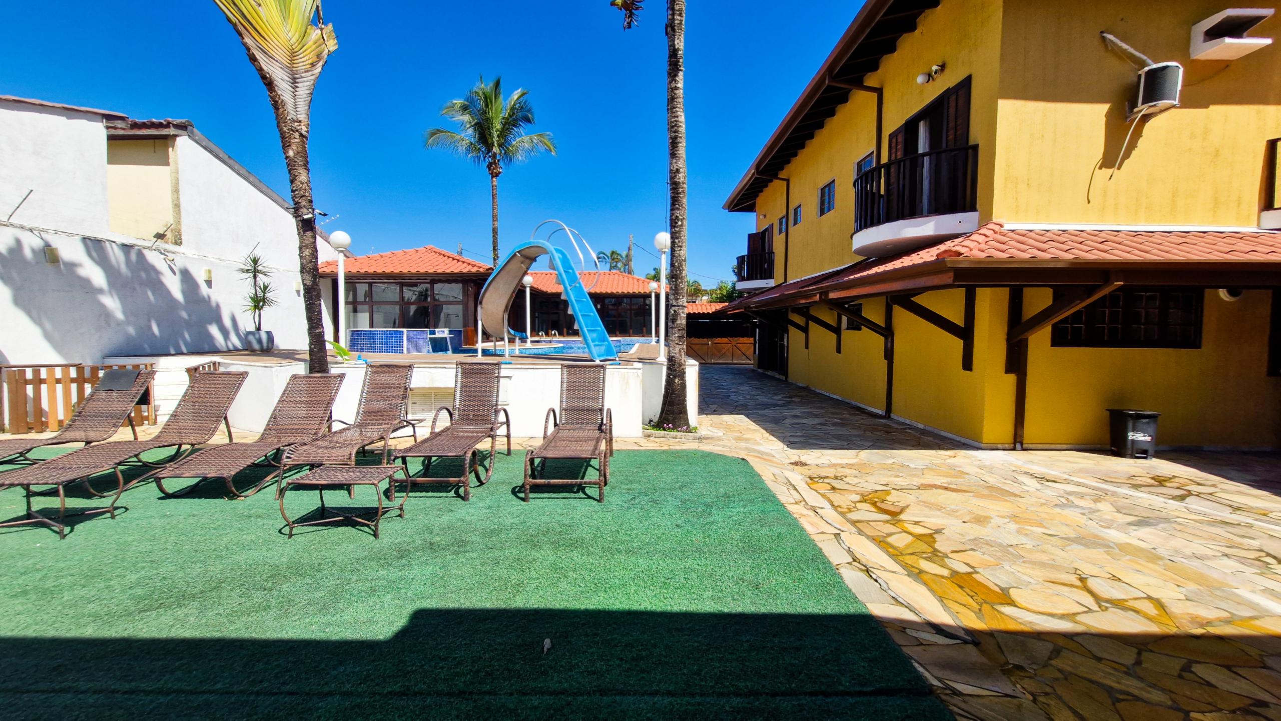 Casa a venda com 8 quartos | 415m² | Praia da Enseada