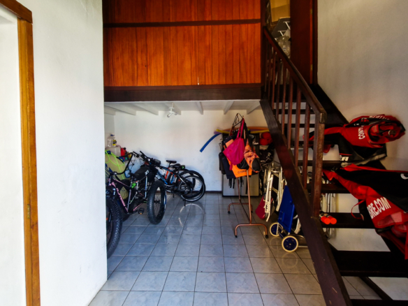 Casa a venda com 8 quartos | 415m² | Praia da Enseada