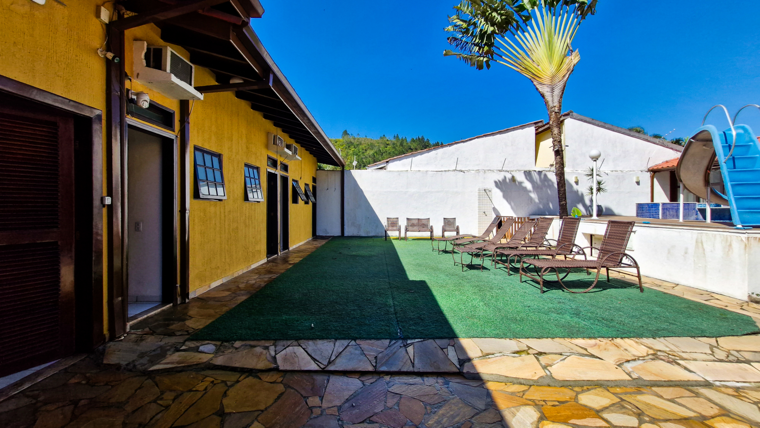 Casa a venda com 8 quartos | 415m² | Praia da Enseada