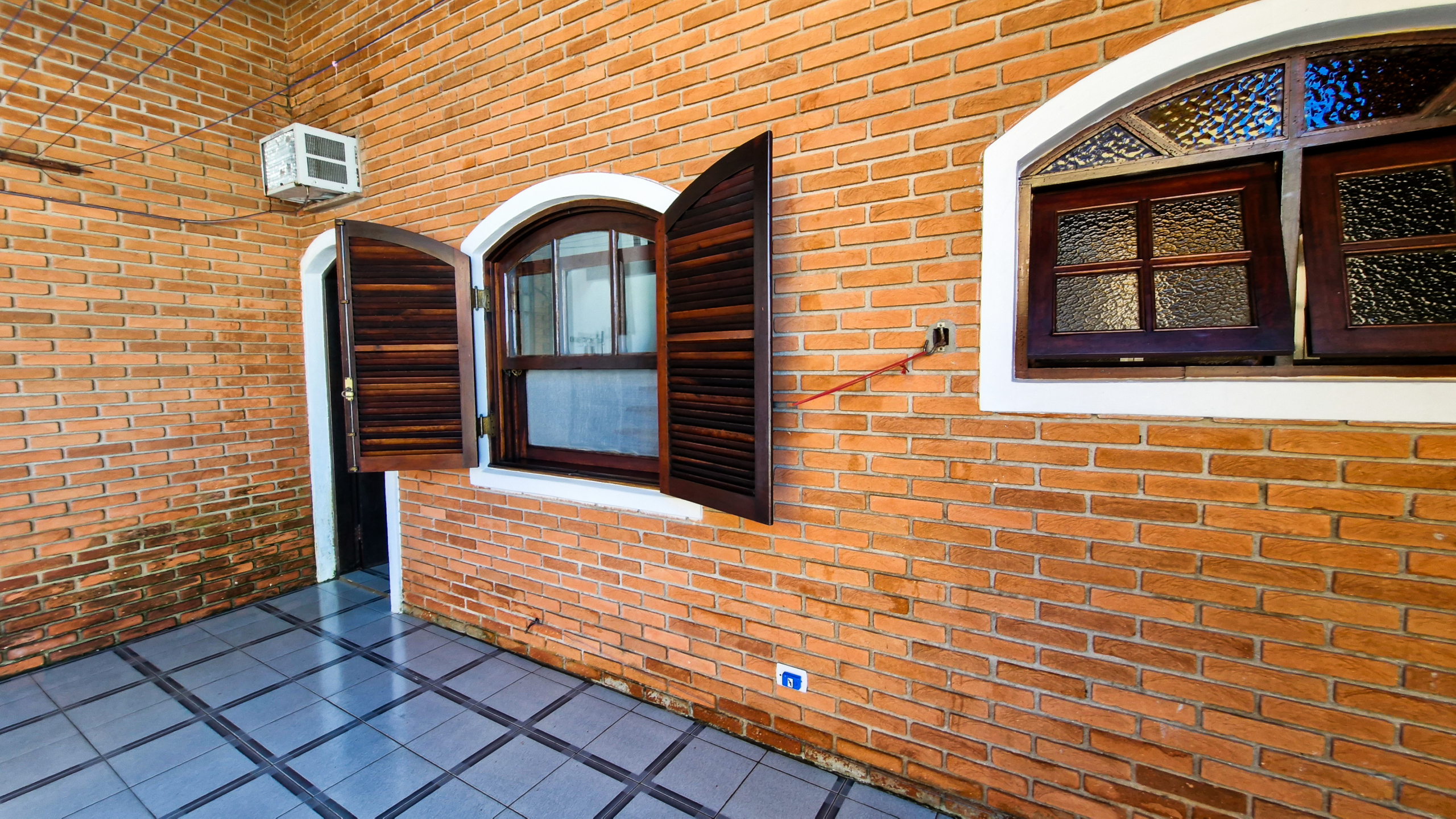 Casa a venda com 8 quartos | 415m² | Praia da Enseada