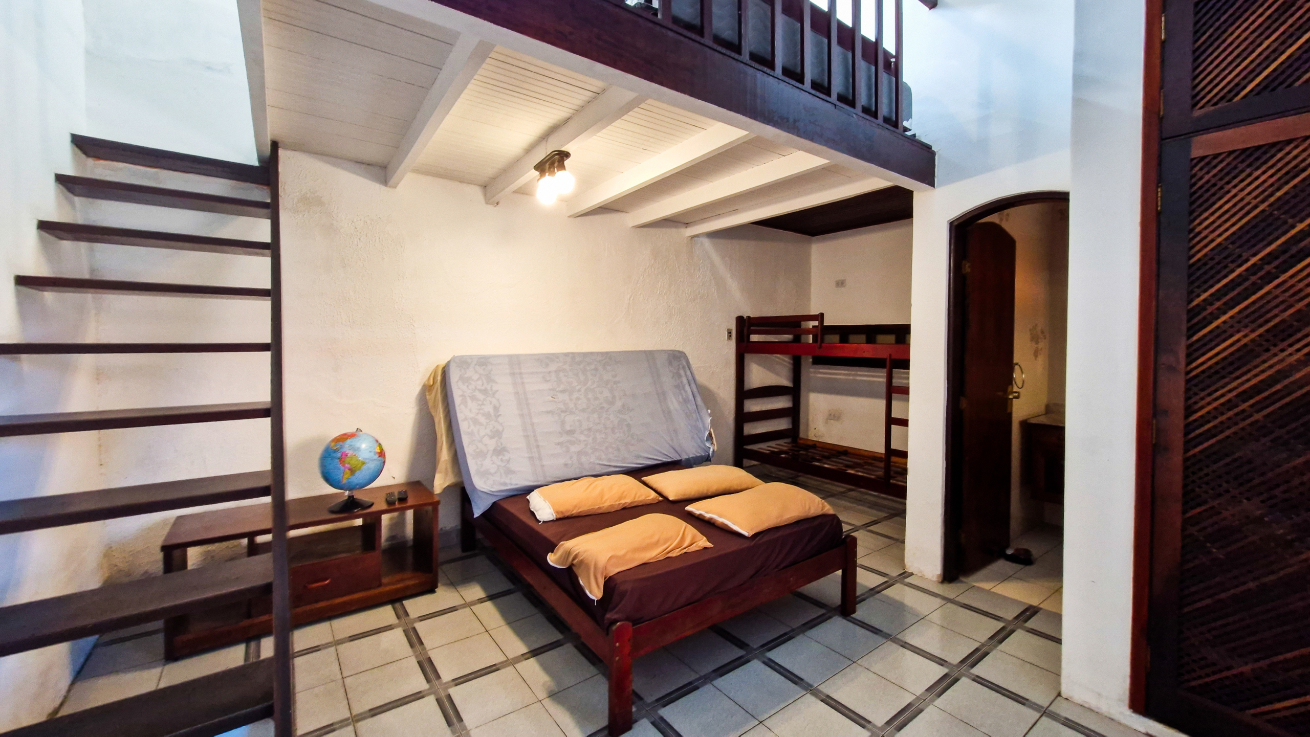 Casa a venda com 8 quartos | 415m² | Praia da Enseada