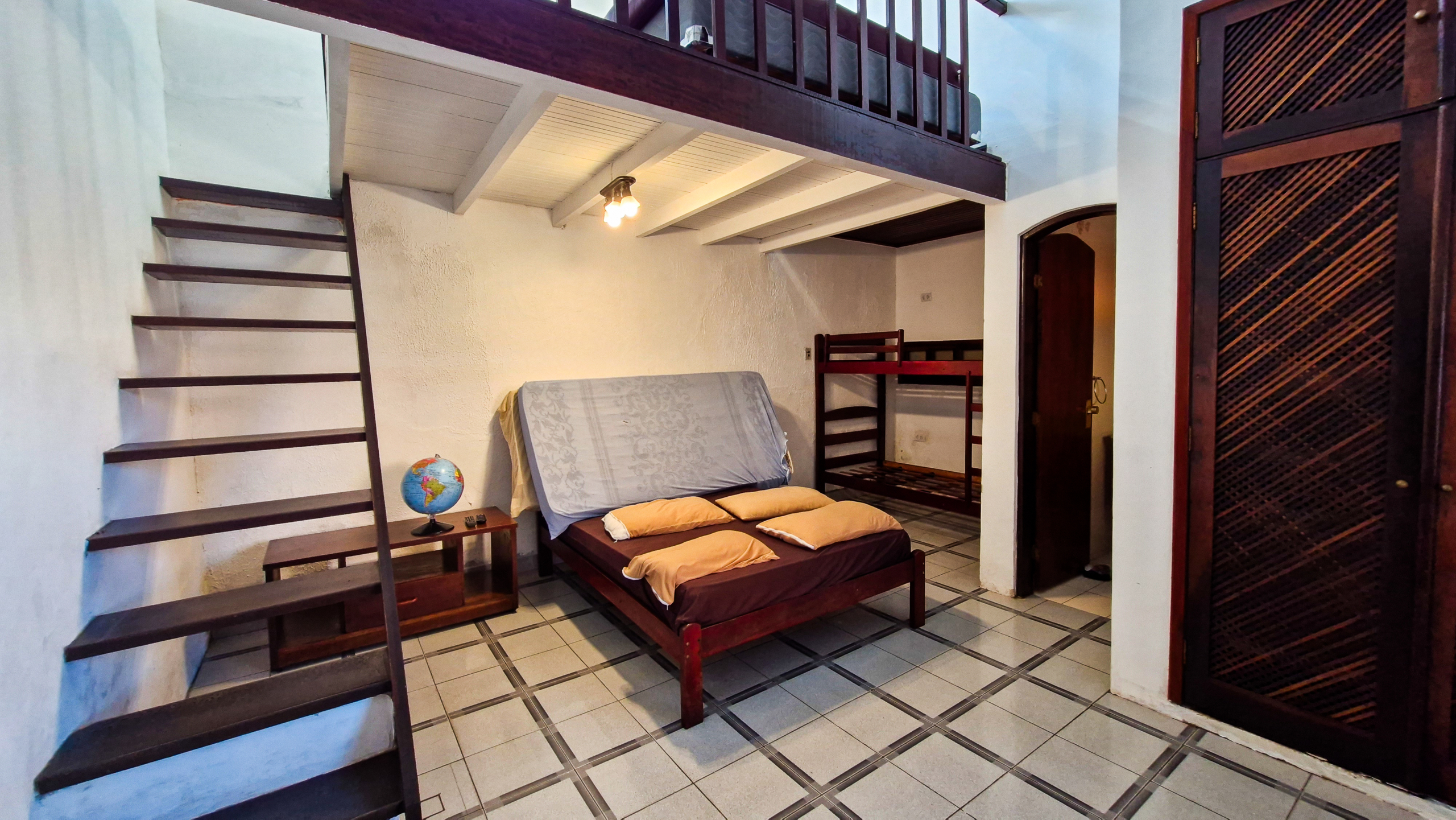 Casa a venda com 8 quartos | 415m² | Praia da Enseada