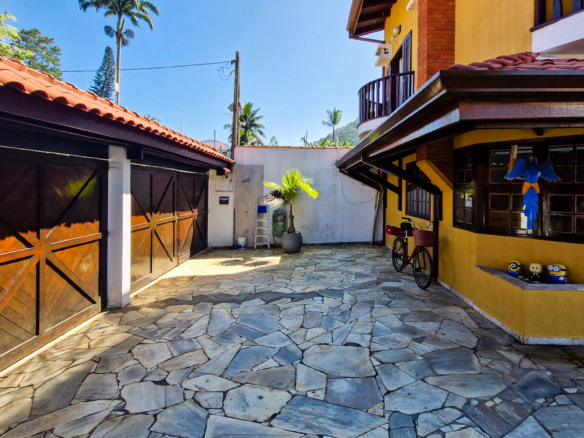 Casa a venda com 8 quartos | 415m² | Praia da Enseada