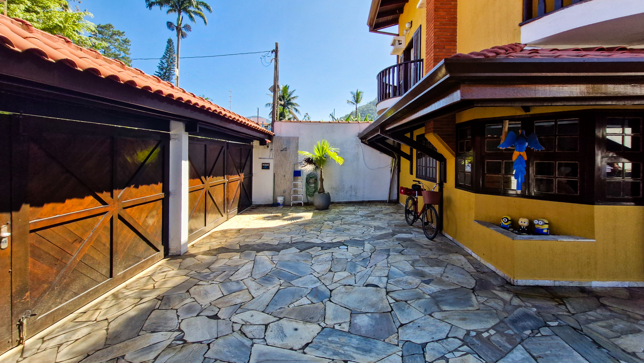 Casa a venda com 8 quartos | 415m² | Praia da Enseada