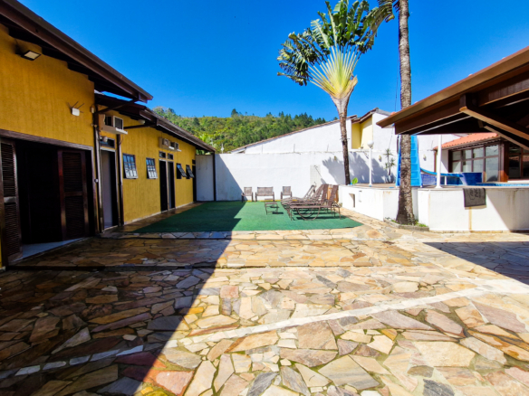 Casa a venda com 8 quartos | 415m² | Praia da Enseada