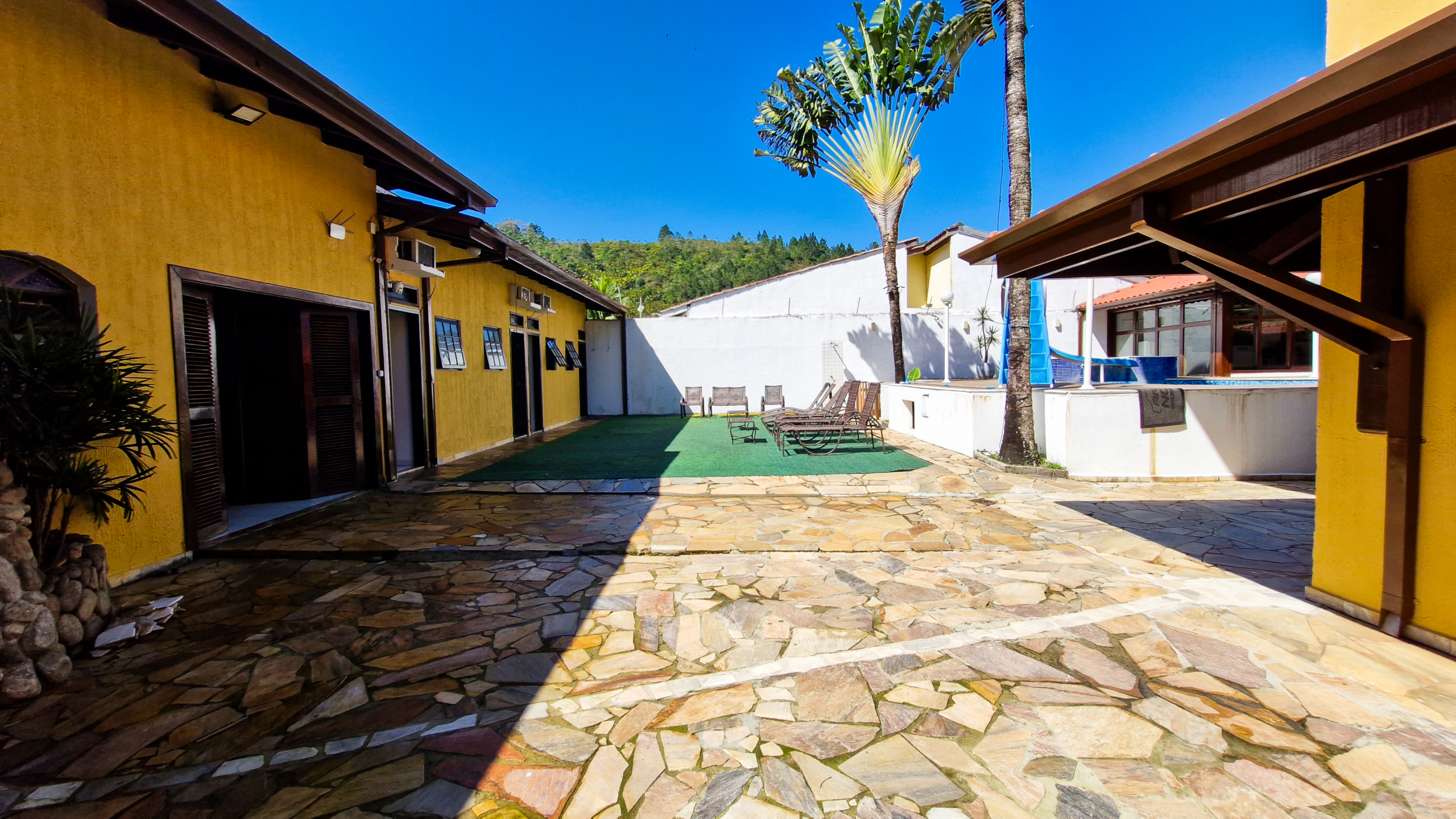 Casa a venda com 8 quartos | 415m² | Praia da Enseada