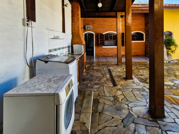 Casa a venda com 8 quartos | 415m² | Praia da Enseada