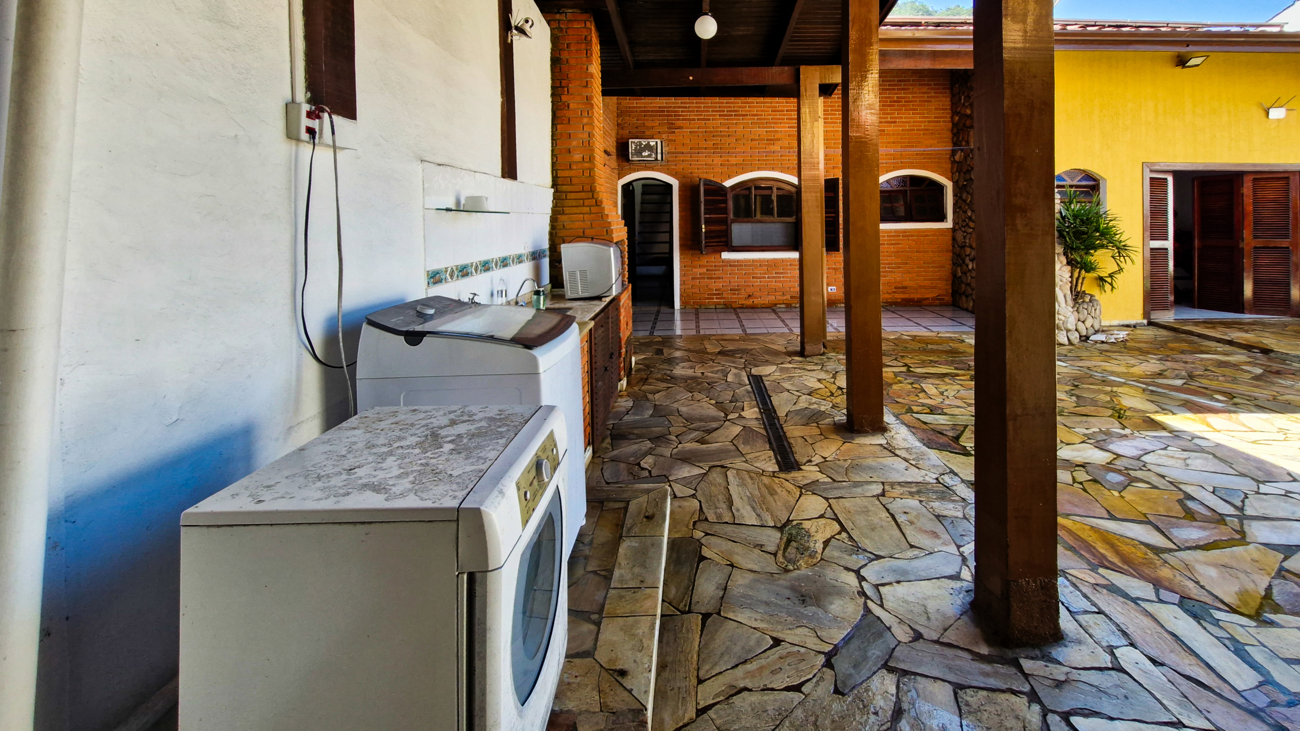 Casa a venda com 8 quartos | 415m² | Praia da Enseada