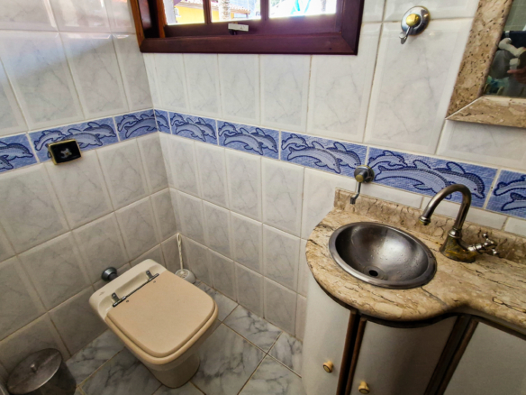 Casa a venda com 8 quartos | 415m² | Praia da Enseada