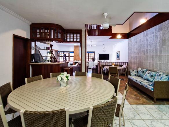 Casa a venda com 8 quartos | 415m² | Praia da Enseada