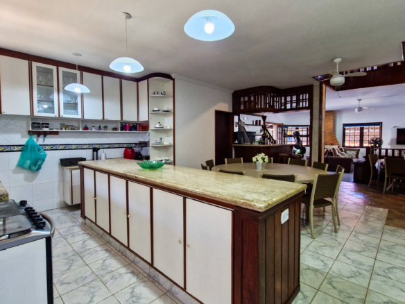 Casa a venda com 8 quartos | 415m² | Praia da Enseada