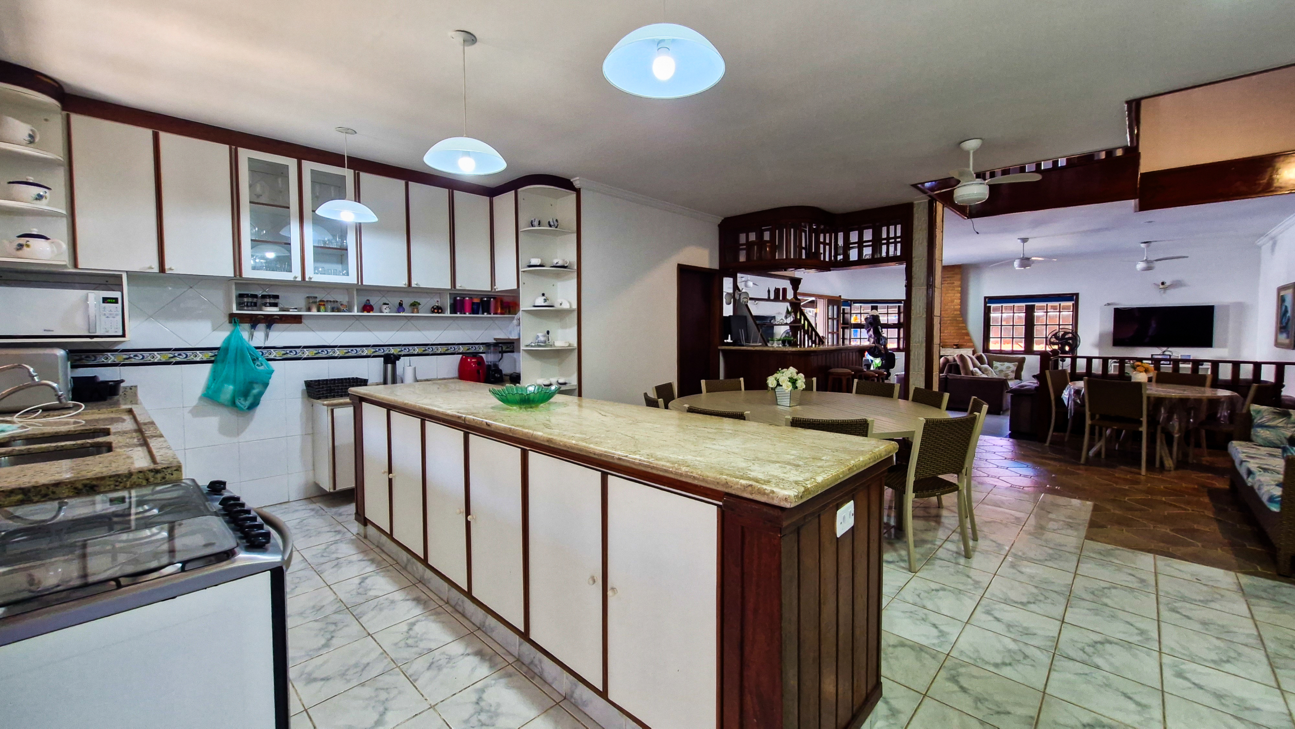 Casa a venda com 8 quartos | 415m² | Praia da Enseada