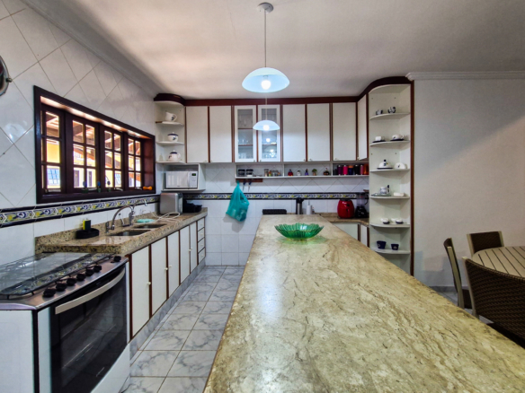 Casa a venda com 8 quartos | 415m² | Praia da Enseada