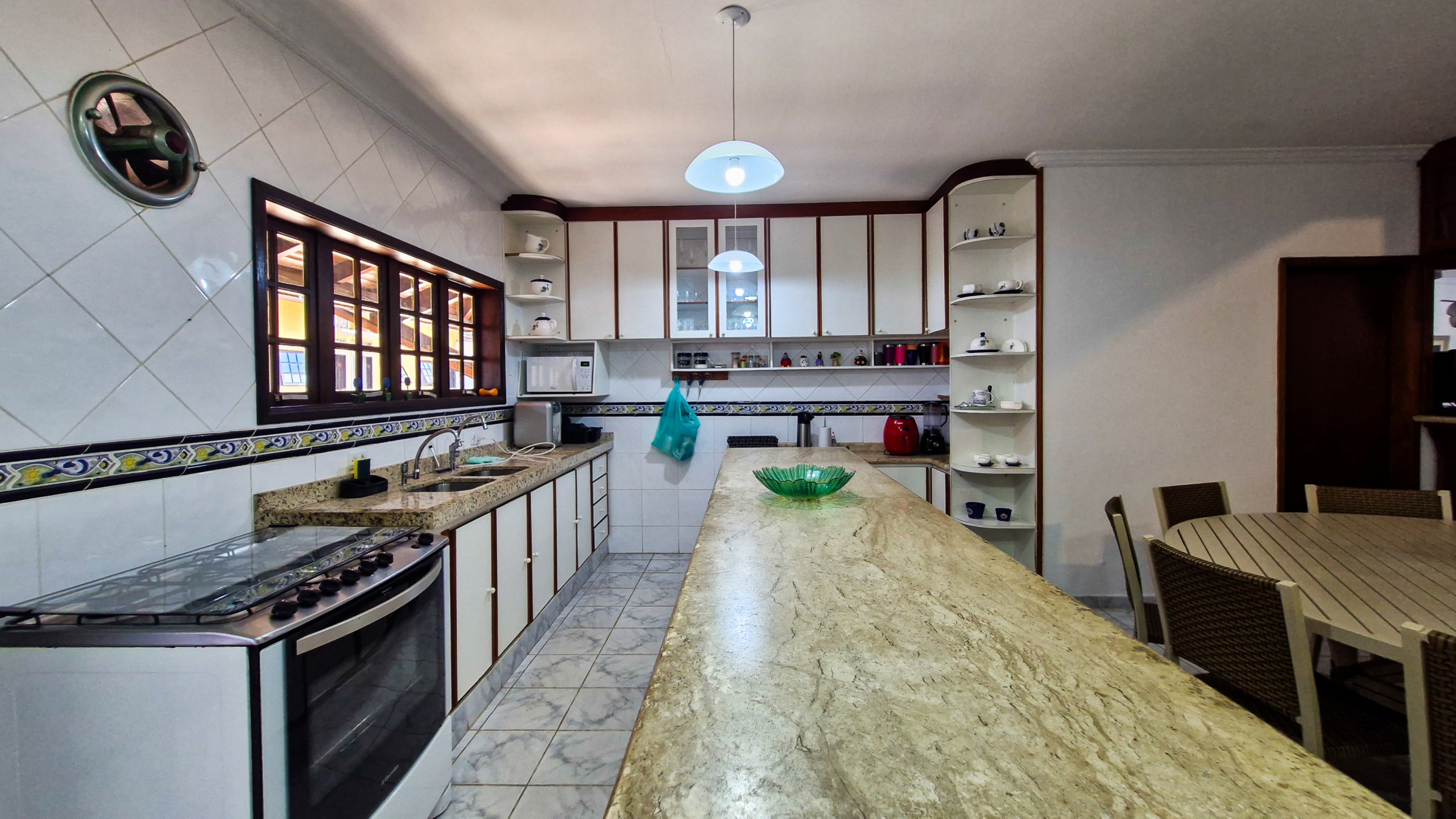 Casa a venda com 8 quartos | 415m² | Praia da Enseada