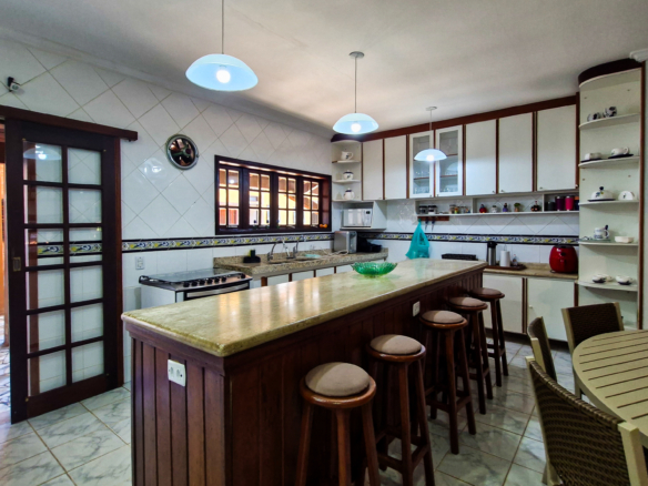 Casa a venda com 8 quartos | 415m² | Praia da Enseada