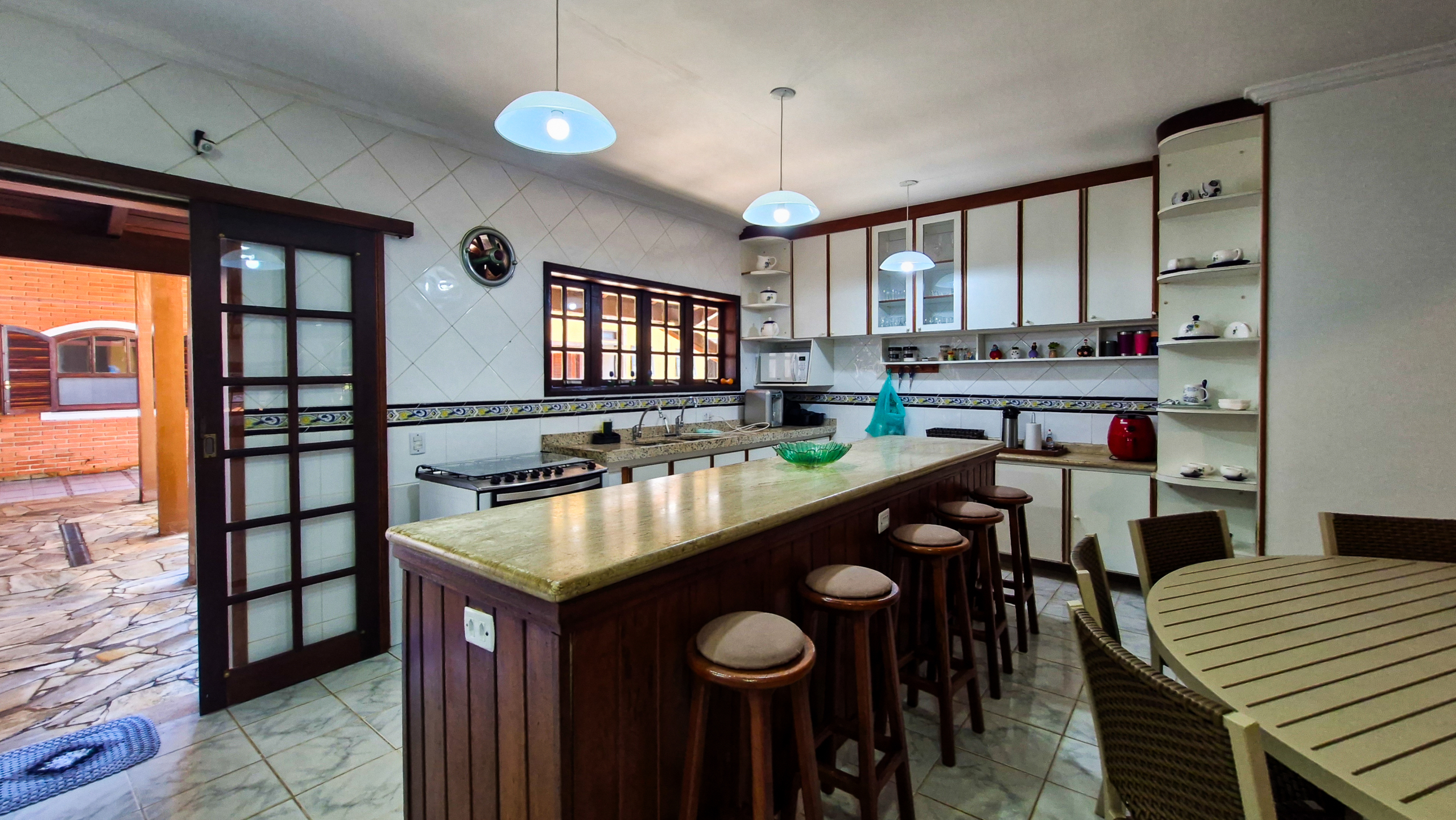 Casa a venda com 8 quartos | 415m² | Praia da Enseada