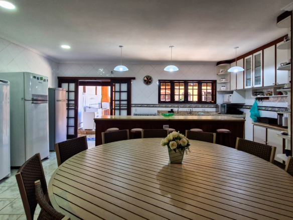 Casa a venda com 8 quartos | 415m² | Praia da Enseada