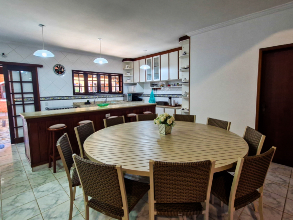 Casa a venda com 8 quartos | 415m² | Praia da Enseada