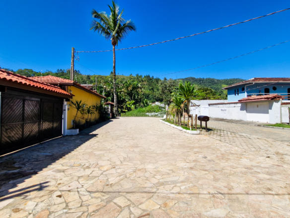 Casa a venda com 8 quartos | 415m² | Praia da Enseada