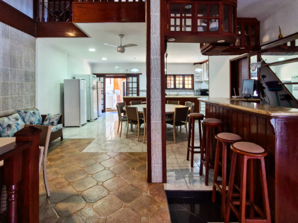 Casa a venda com 8 quartos | 415m² | Praia da Enseada