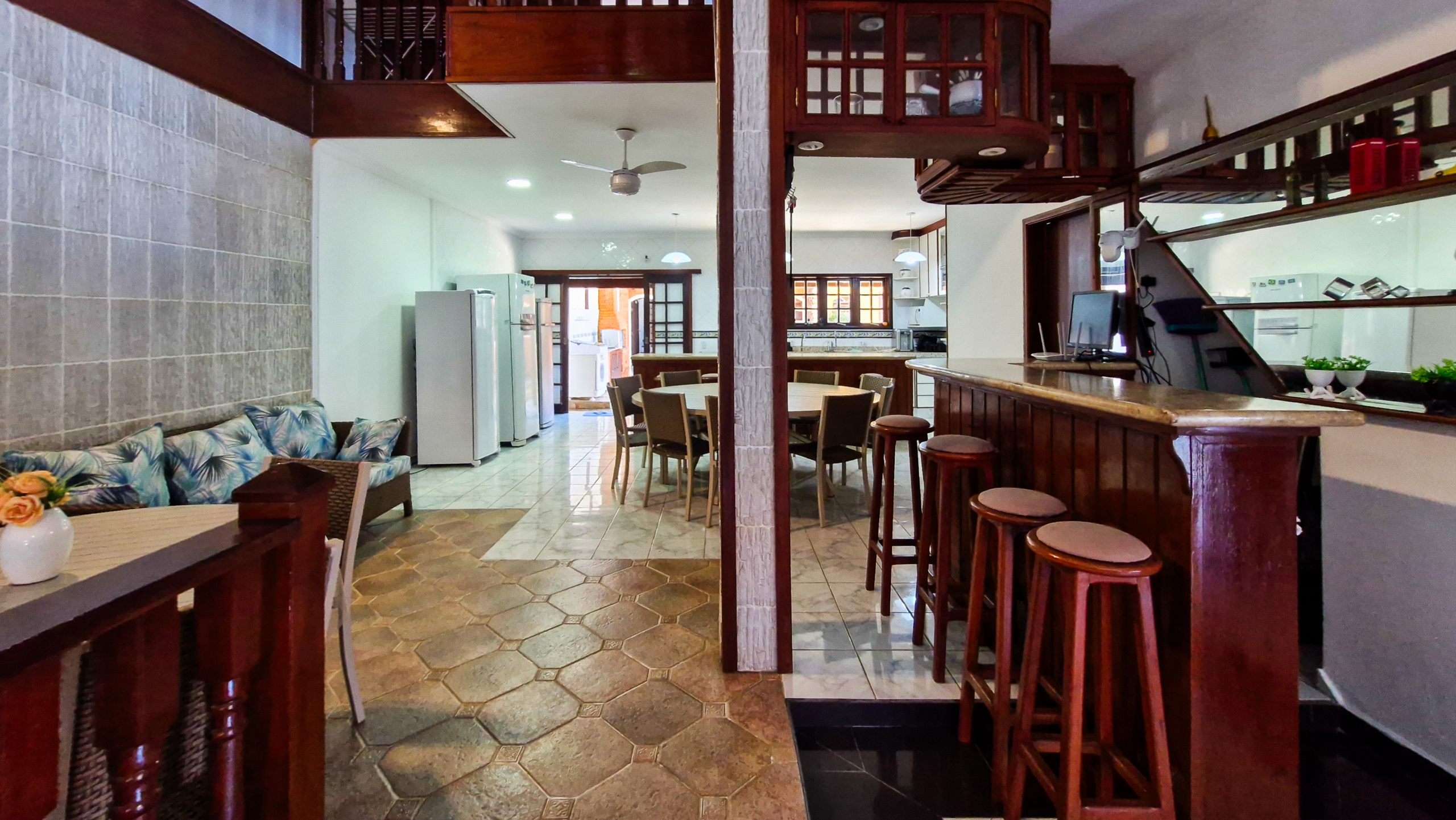Casa a venda com 8 quartos | 415m² | Praia da Enseada