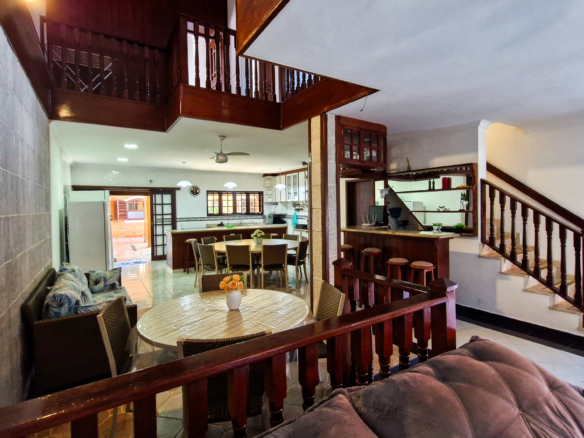 Casa a venda com 8 quartos | 415m² | Praia da Enseada