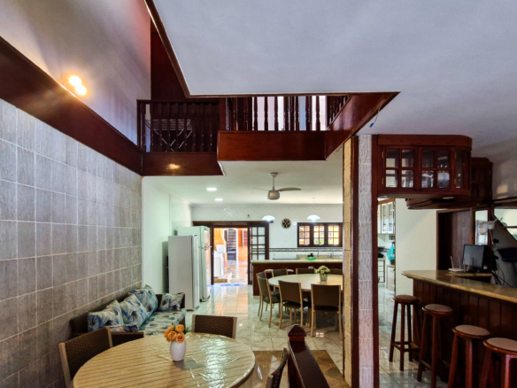 Casa a venda com 8 quartos | 415m² | Praia da Enseada