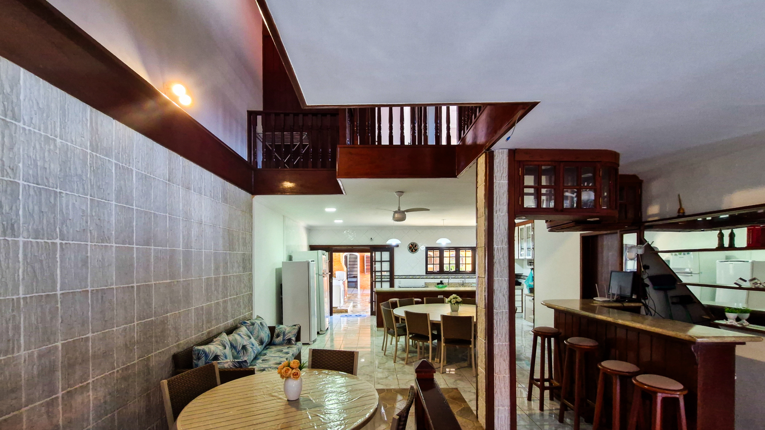 Casa a venda com 8 quartos | 415m² | Praia da Enseada