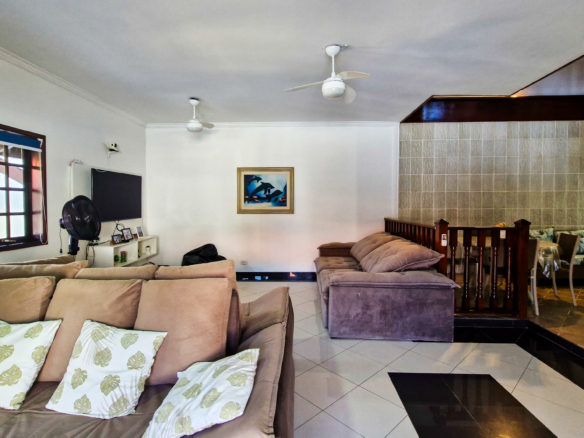 Casa a venda com 8 quartos | 415m² | Praia da Enseada