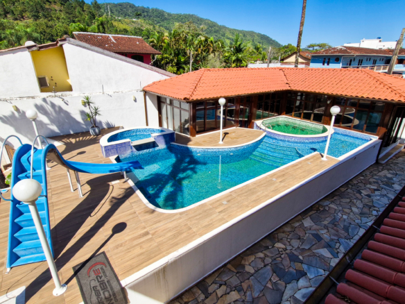 Casa a venda com 8 quartos | 415m² | Praia da Enseada