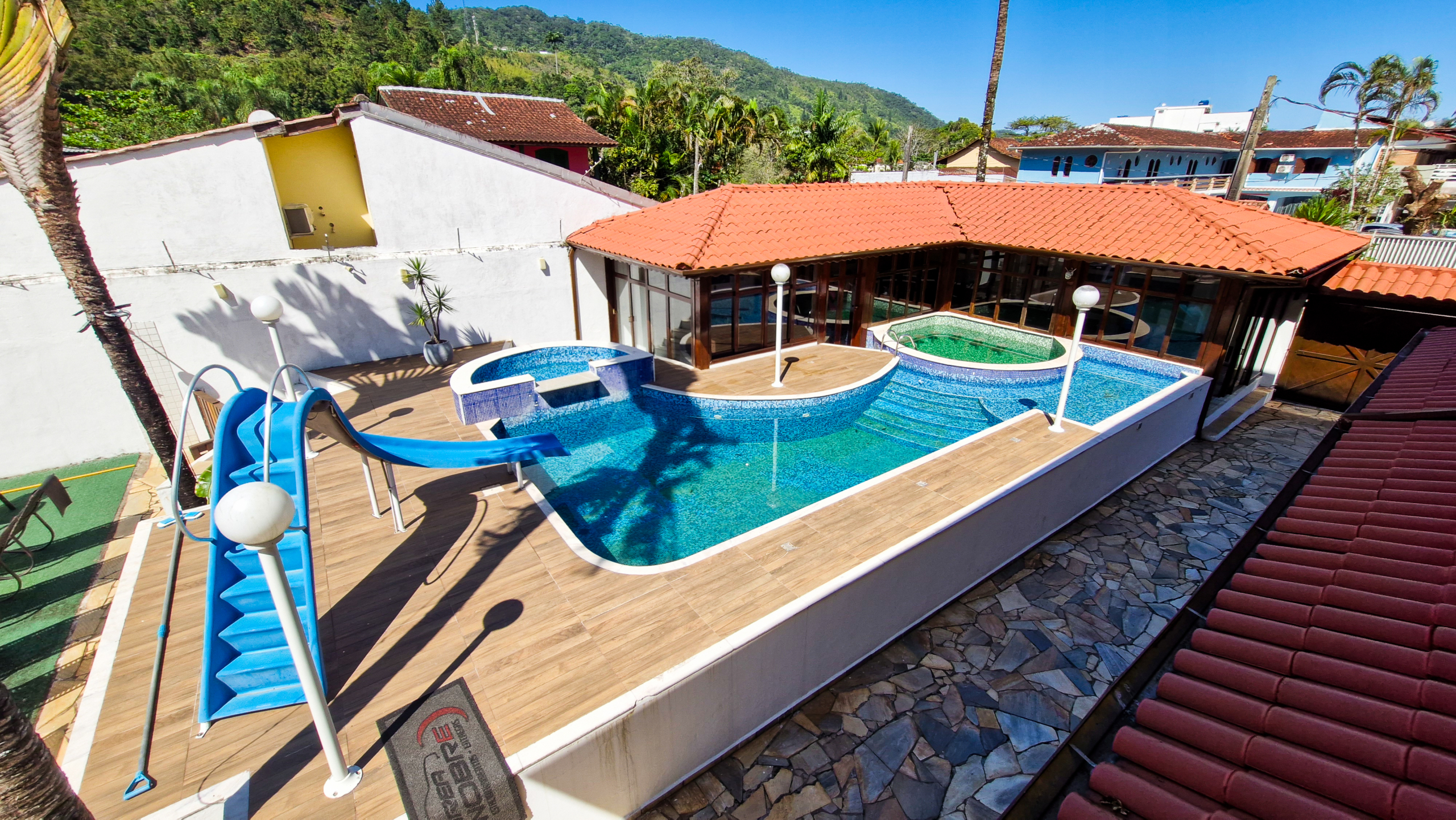 Casa a venda com 8 quartos | 415m² | Praia da Enseada