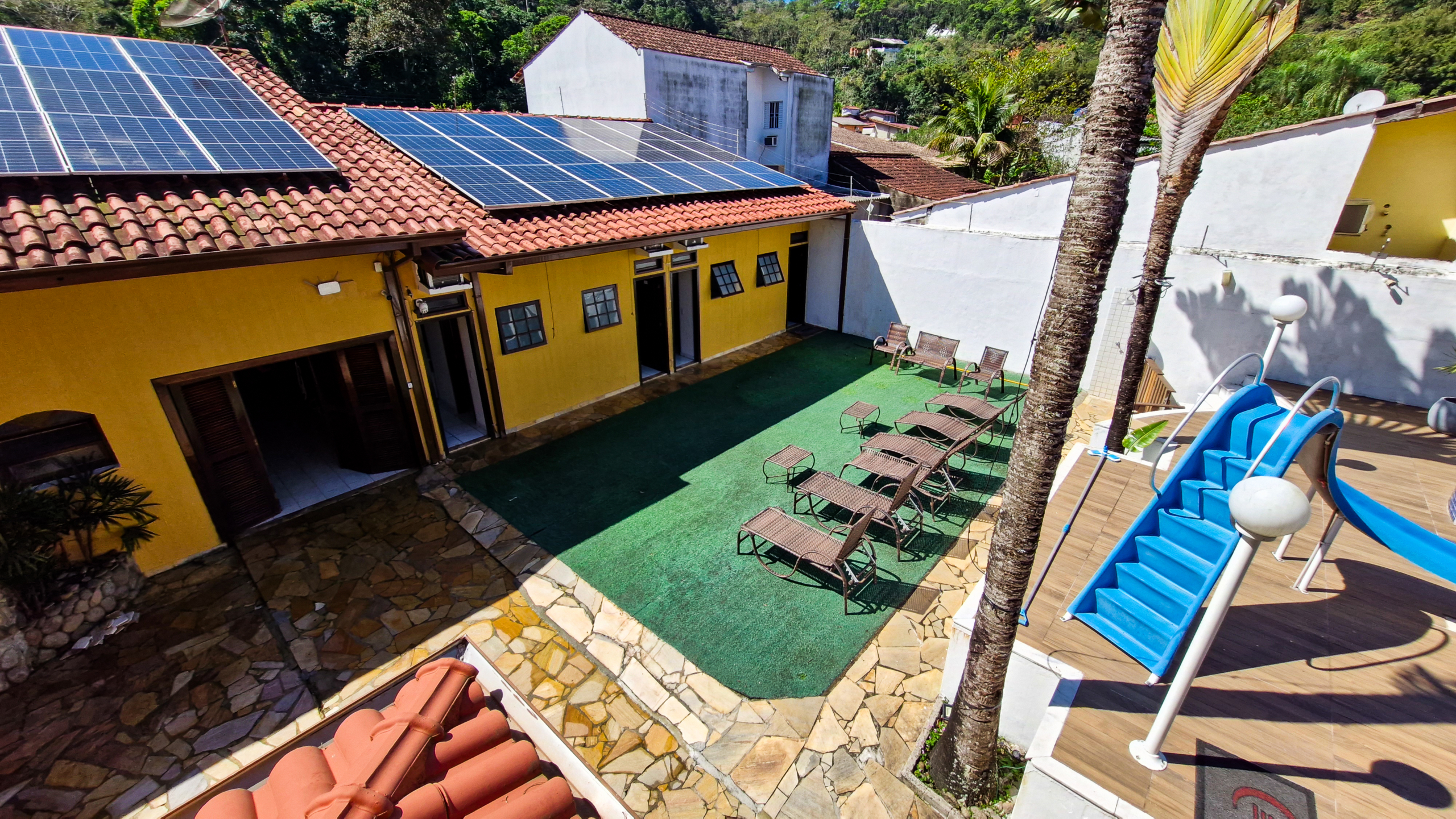 Casa a venda com 8 quartos | 415m² | Praia da Enseada