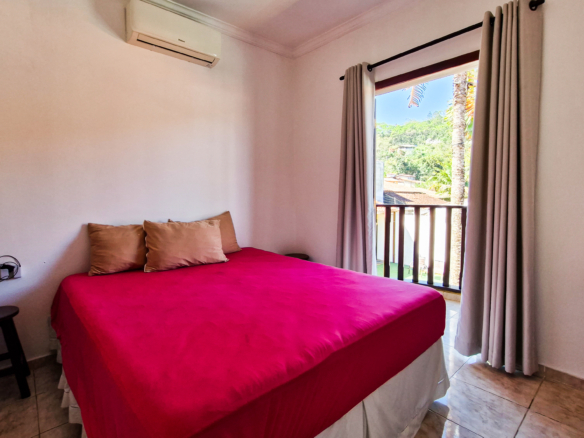 Casa a venda com 8 quartos | 415m² | Praia da Enseada