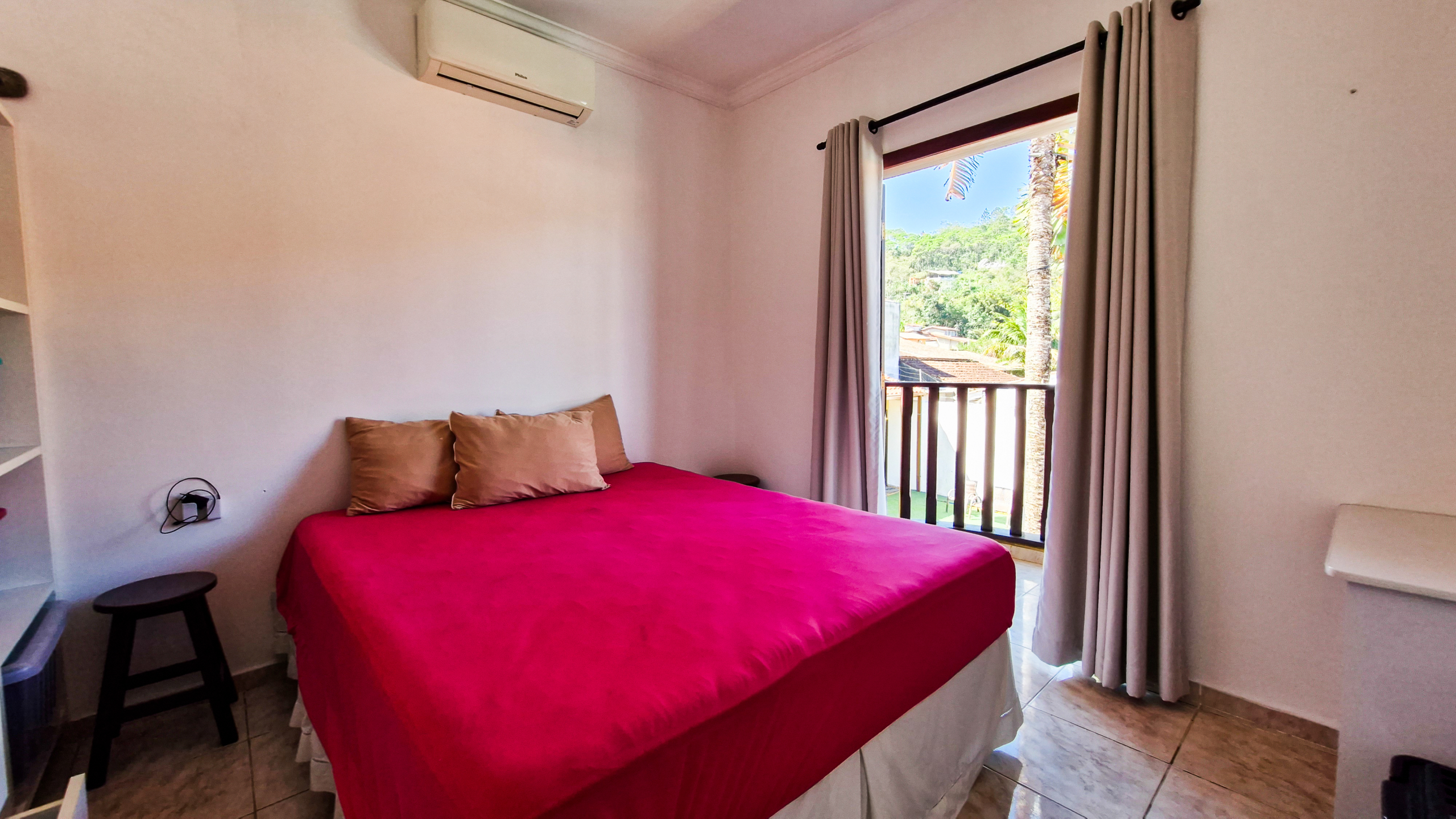 Casa a venda com 8 quartos | 415m² | Praia da Enseada