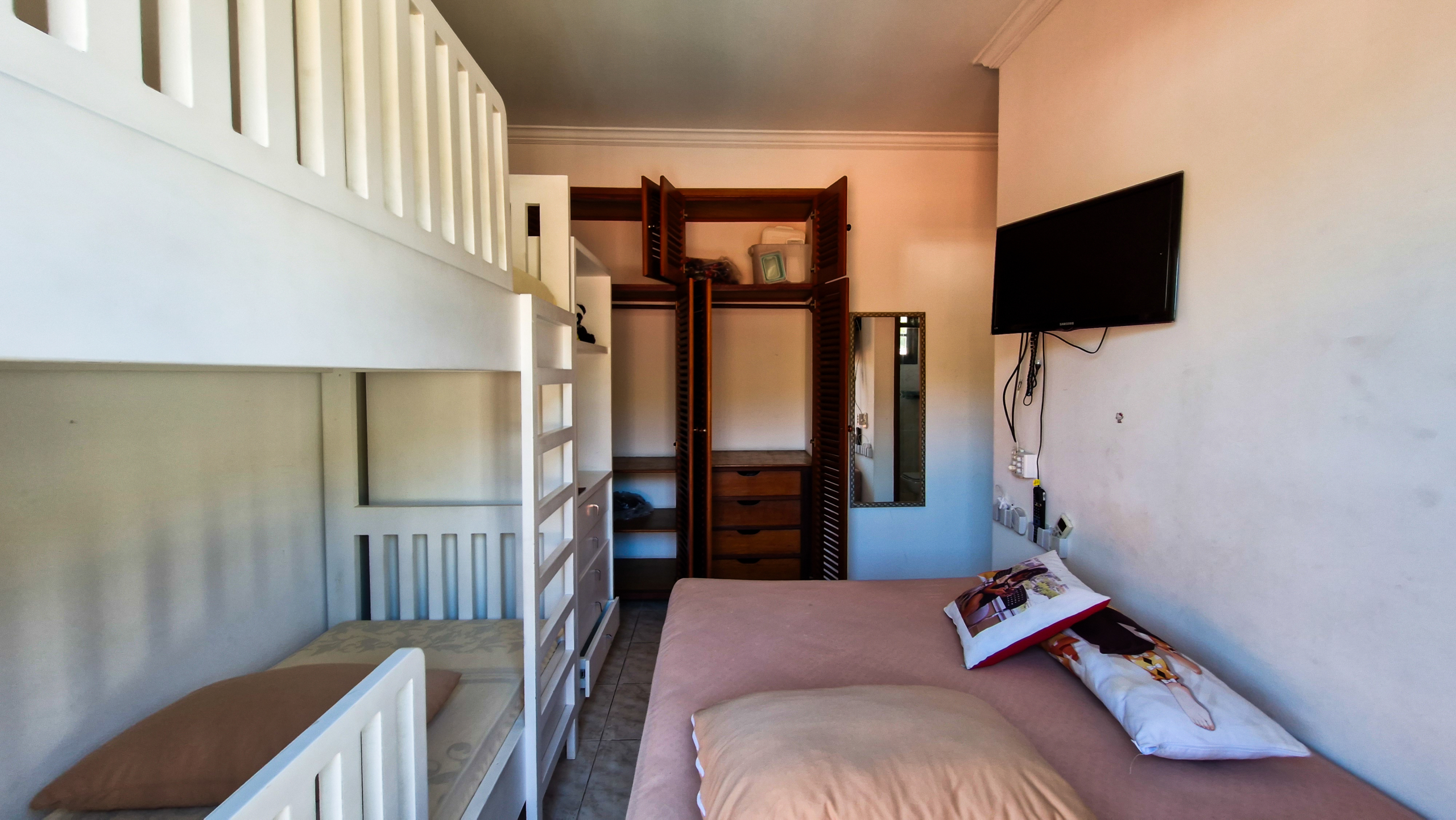 Casa a venda com 8 quartos | 415m² | Praia da Enseada