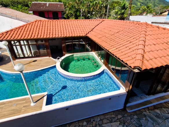 Casa a venda com 8 quartos | 415m² | Praia da Enseada