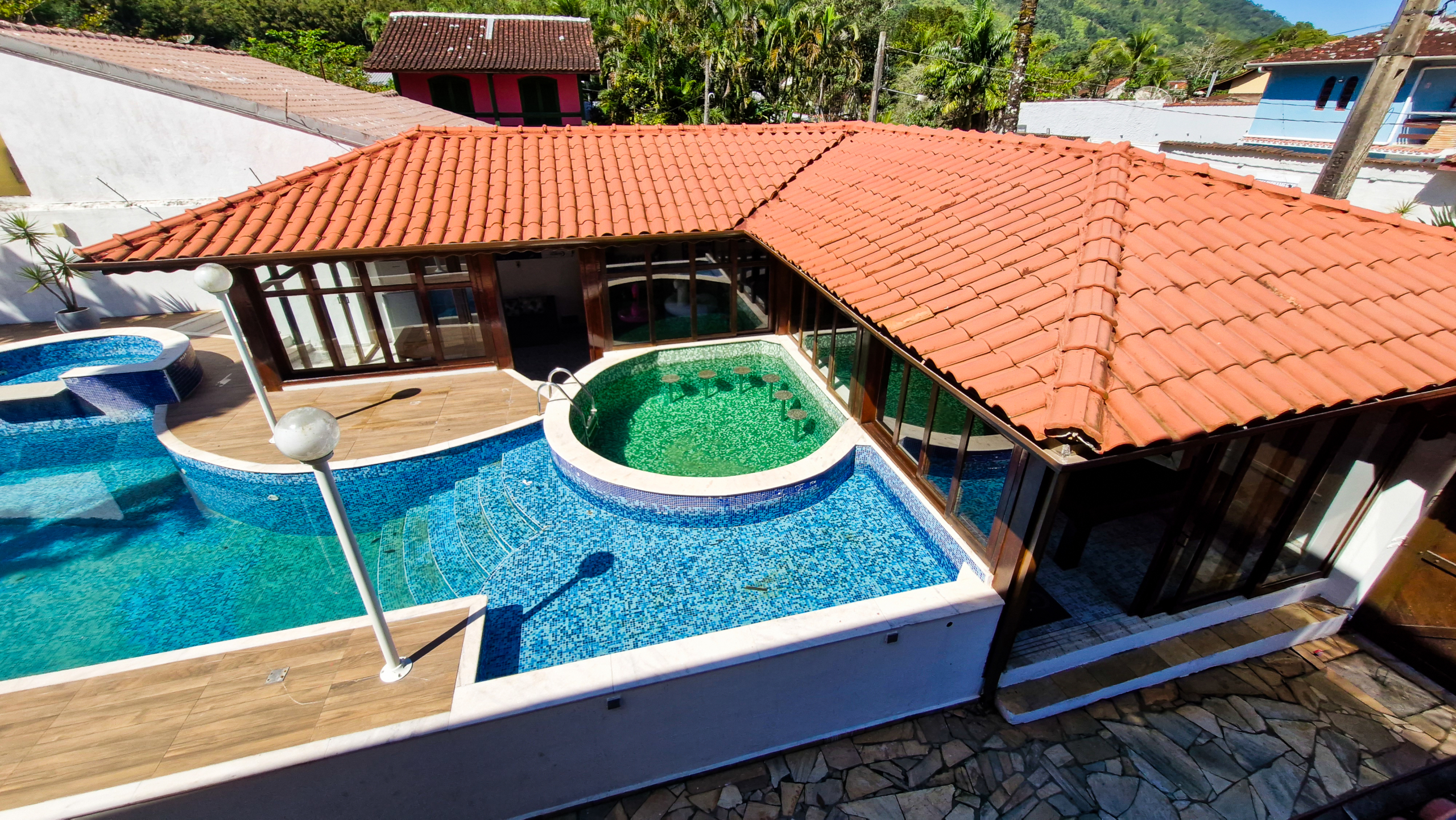 Casa a venda com 8 quartos | 415m² | Praia da Enseada
