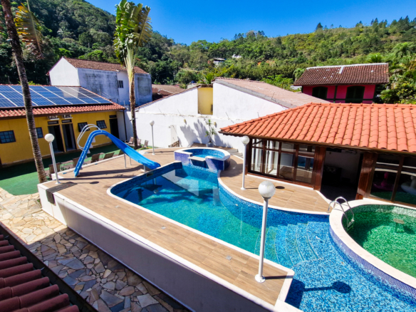 Casa a venda com 8 quartos | 415m² | Praia da Enseada
