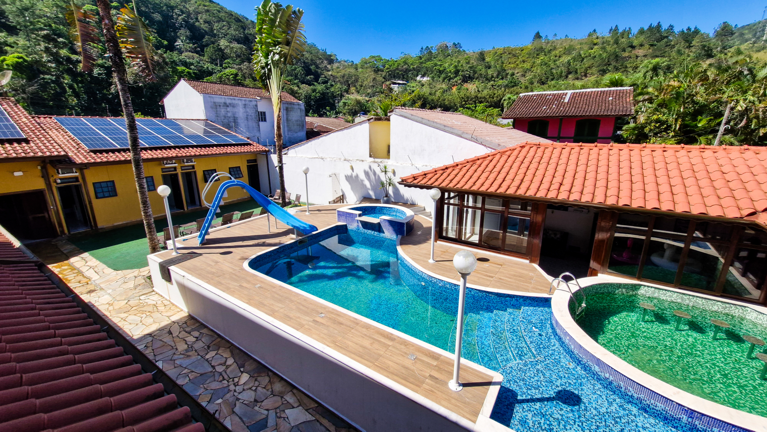 Casa a venda com 8 quartos | 415m² | Praia da Enseada