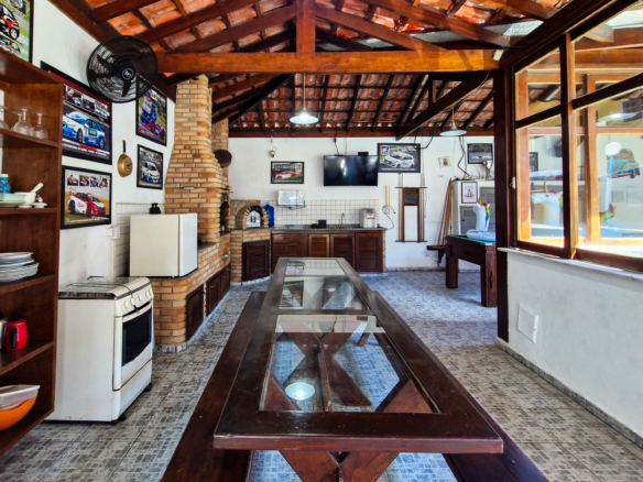 Casa a venda com 8 quartos | 415m² | Praia da Enseada