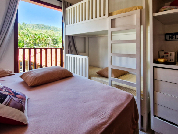Casa a venda com 8 quartos | 415m² | Praia da Enseada