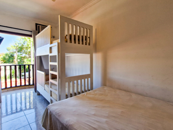 Casa a venda com 8 quartos | 415m² | Praia da Enseada