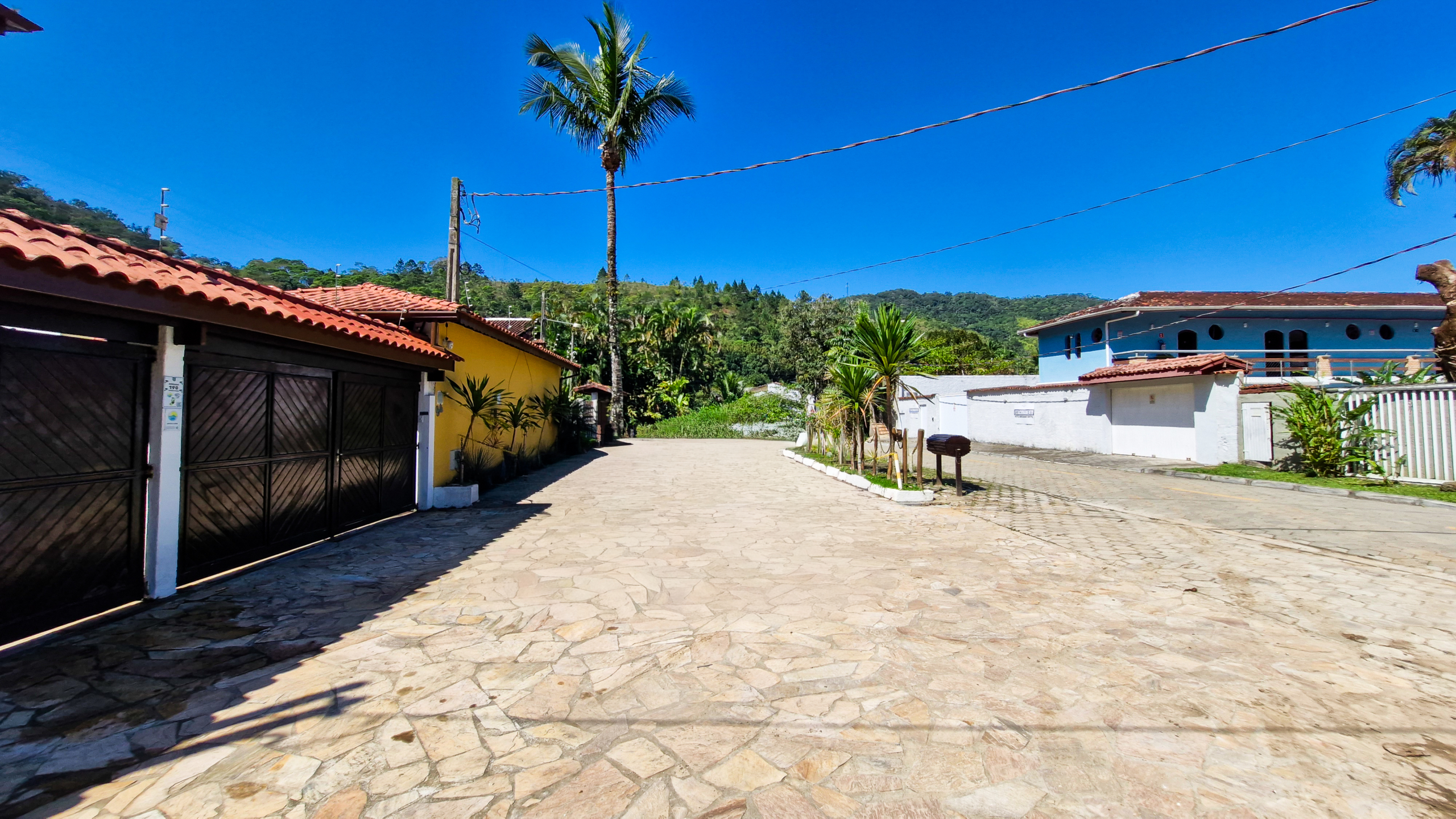Casa a venda com 8 quartos | 415m² | Praia da Enseada