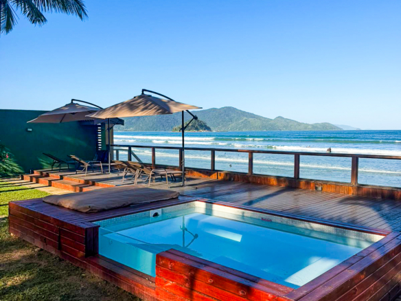 Casa pé na areia a venda | 4 suítes | Praia do Sapê | Ubatuba
