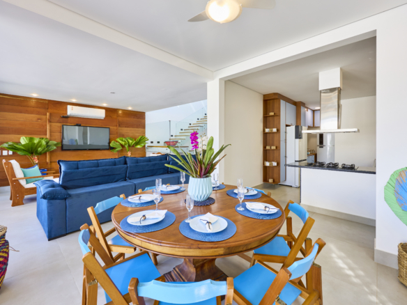 Sala de TV integrada à sala de jantar e cozinha em casa contemporânea no Condomínio Salga, Praia da Lagoinha, Ubatuba