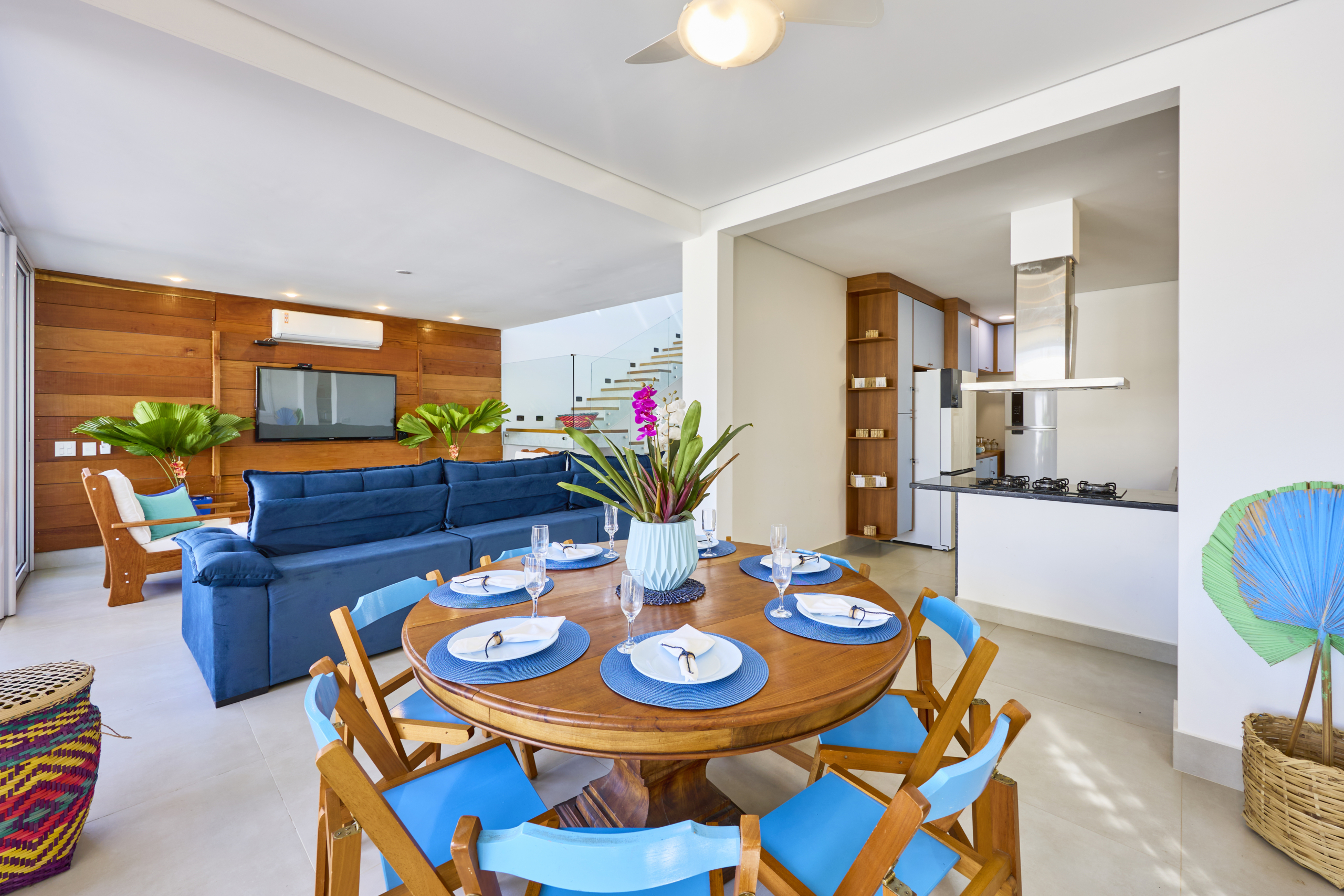 Sala de TV integrada à sala de jantar e cozinha em casa contemporânea no Condomínio Salga, Praia da Lagoinha, Ubatuba