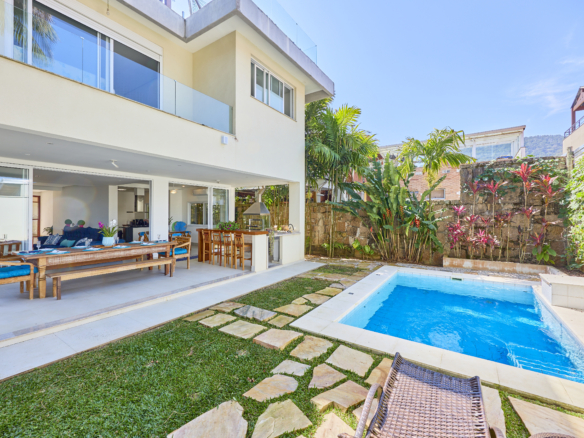 Casa contemporânea com piscina privativa e área gourmet no Condomínio Salga, Praia da Lagoinha, Ubatuba