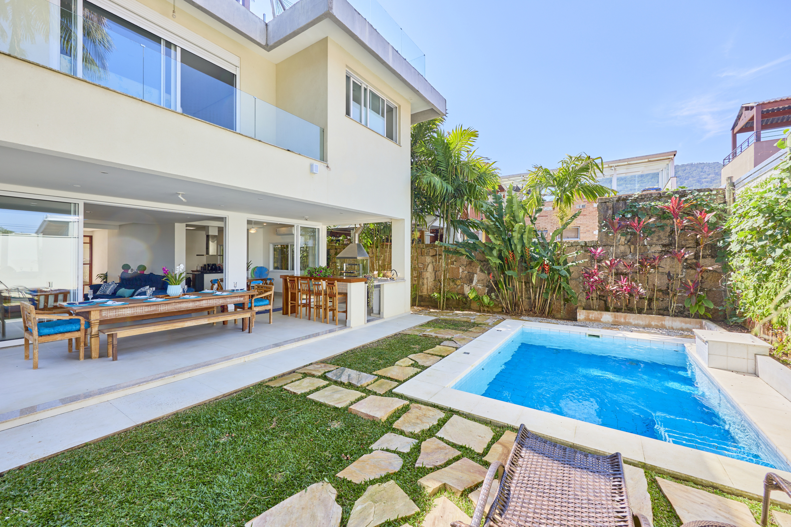 Casa contemporânea com piscina privativa e área gourmet no Condomínio Salga, Praia da Lagoinha, Ubatuba