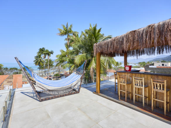 Terraço com bar, rede de descanso e vista para o mar no Condomínio Salga, Praia da Lagoinha, Ubatuba